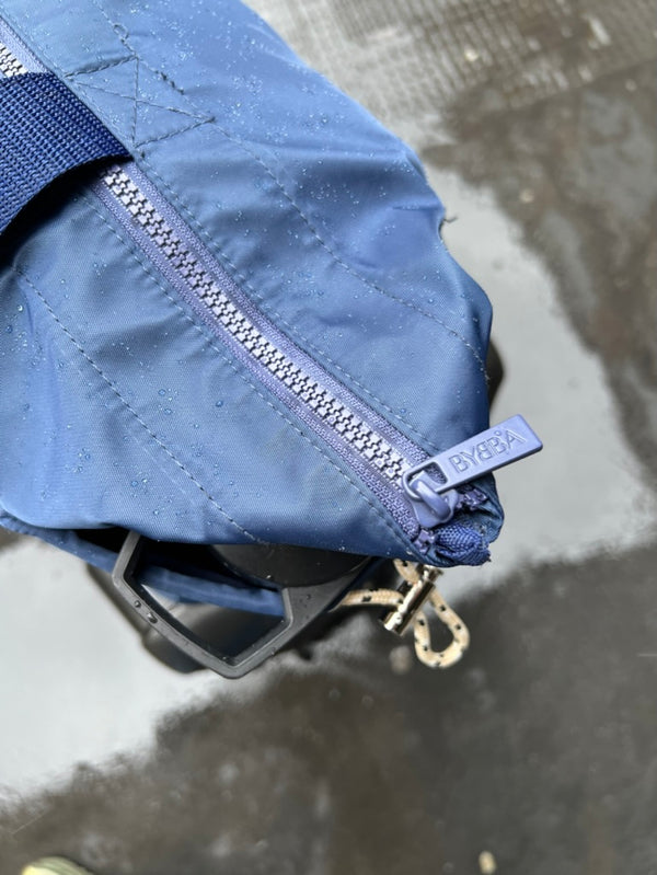 Close up of zipper of navy tote bag