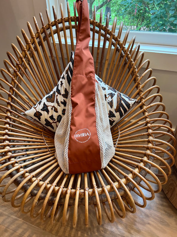net bag in a chair displaying it's rust sides