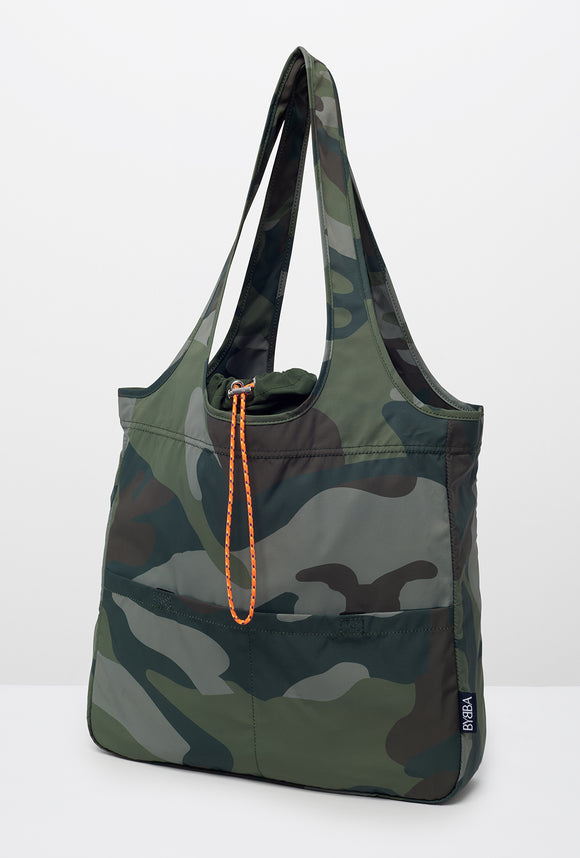 Green camouflage tote bag with 2 front pockets